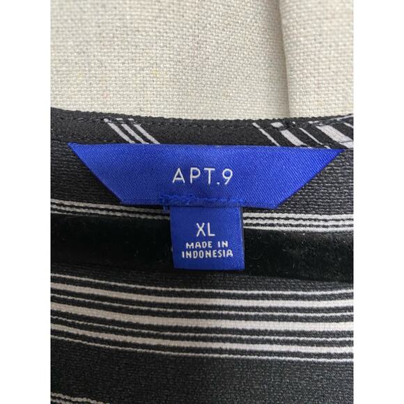Apt 9 black pinstriped woman’s top size XL - Picture 3 of 3